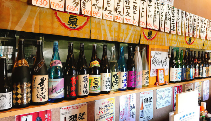 越谷八十吉(カウンターに並ぶお酒)